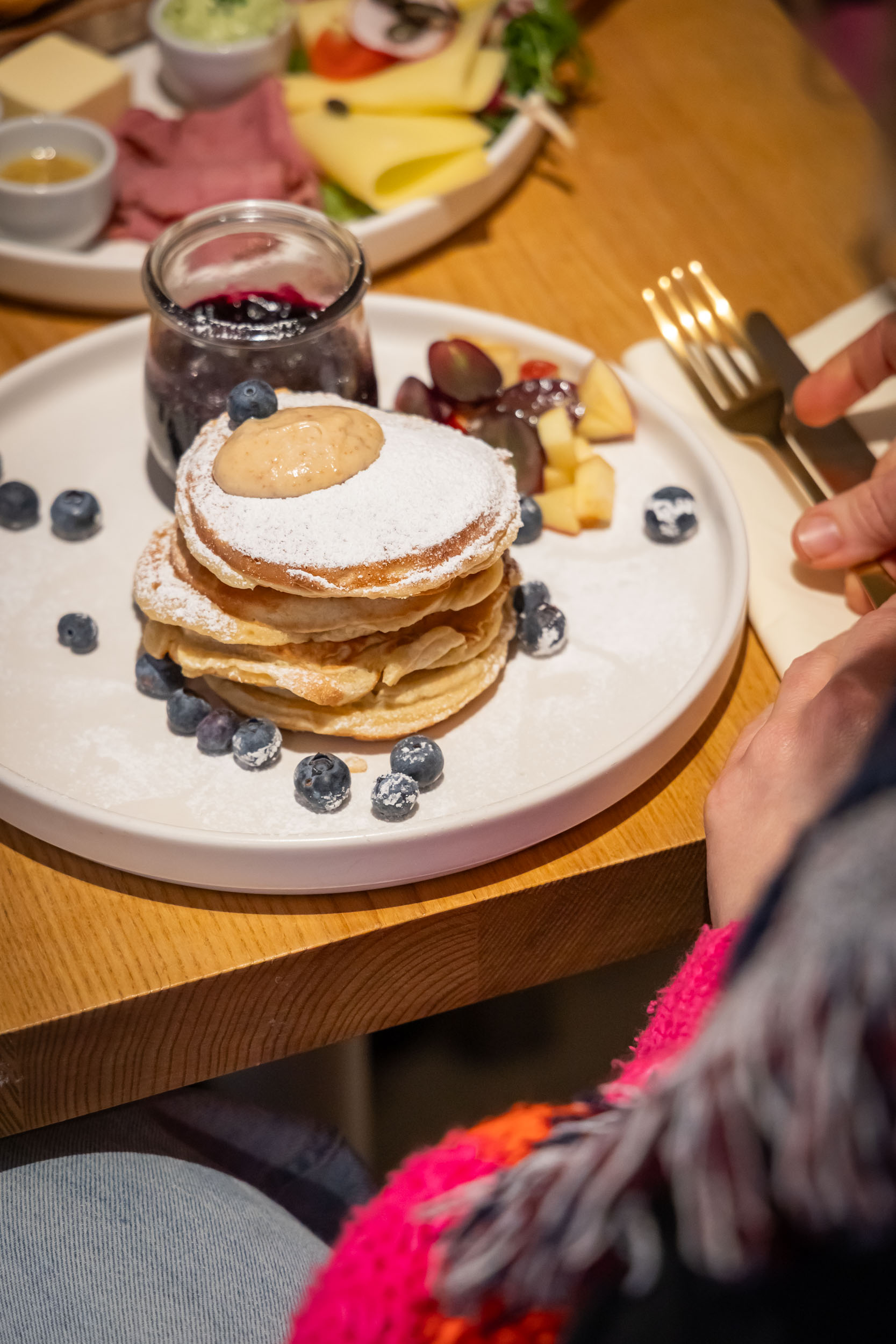 Pancakes mit Blaubeerkompott & Mascarpone-Haselnuss Topping