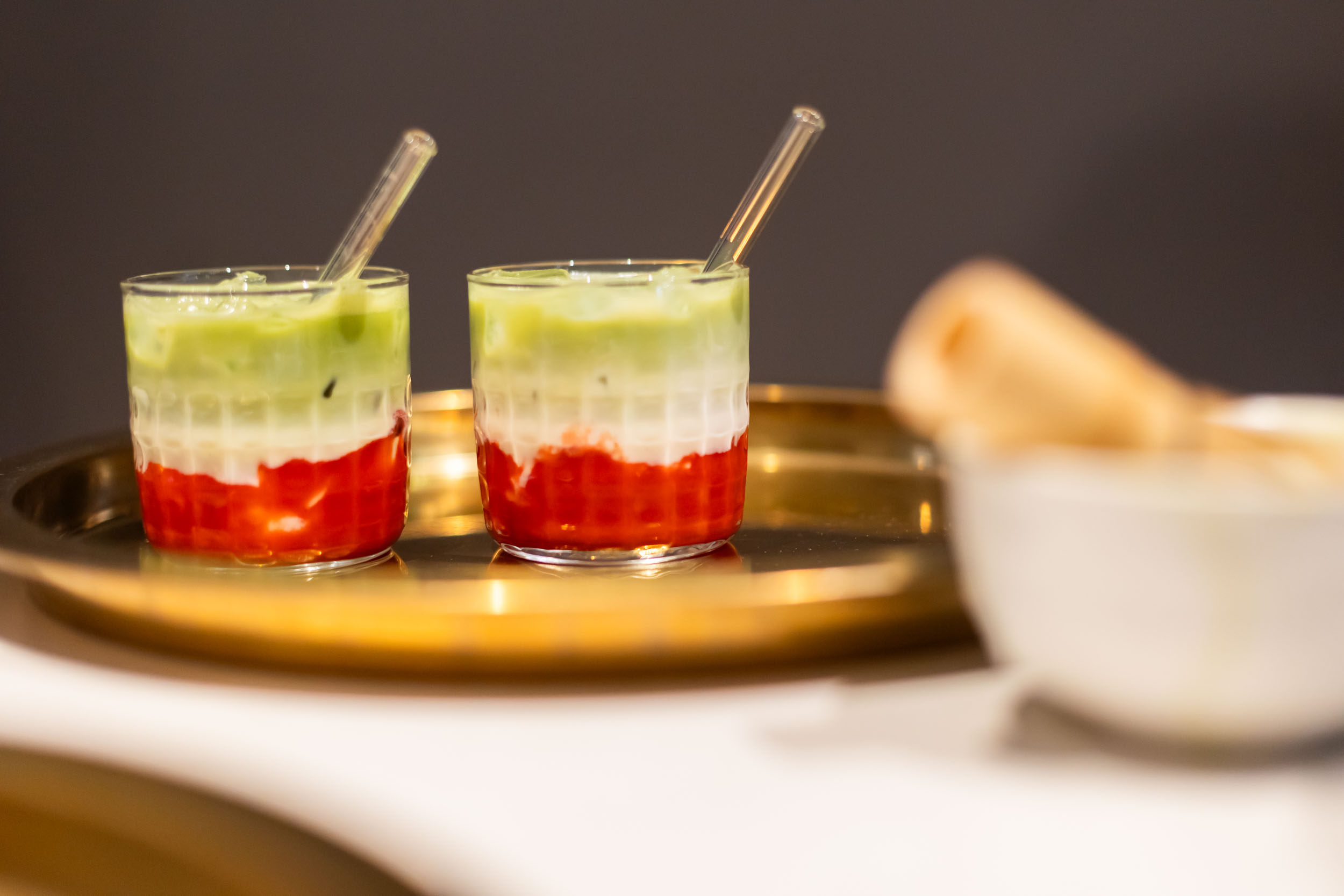 Strawberry Matcha Latte auf Eis