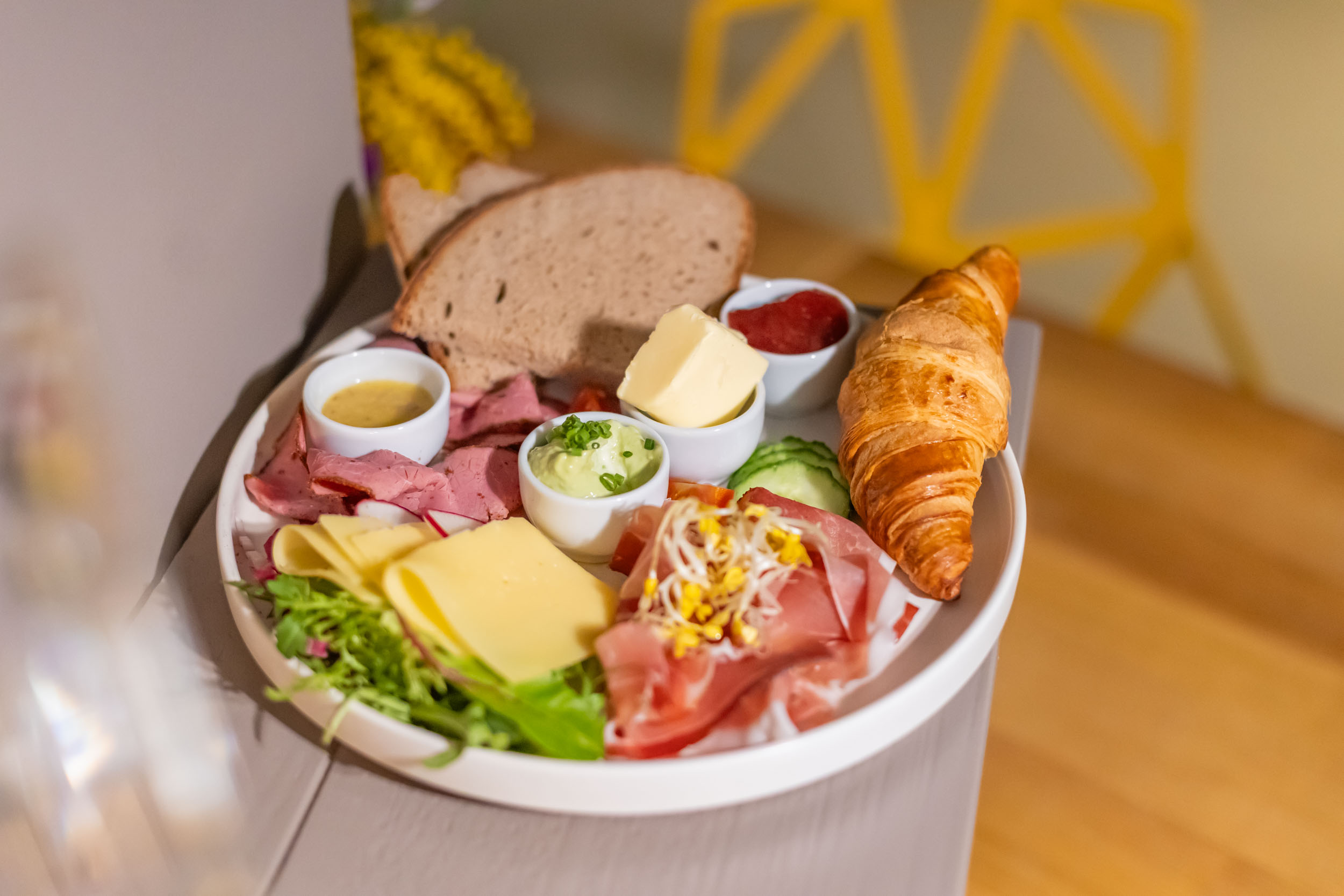 Frühstück Klassisch Pastrami, Südtiroler Schinken, Dijonsenf-Dressing, herzhafter Gouda, Avocadocreme, Butter, hausgemachter Fruchtaufstrich, dazu Krustenbrot & Croissant