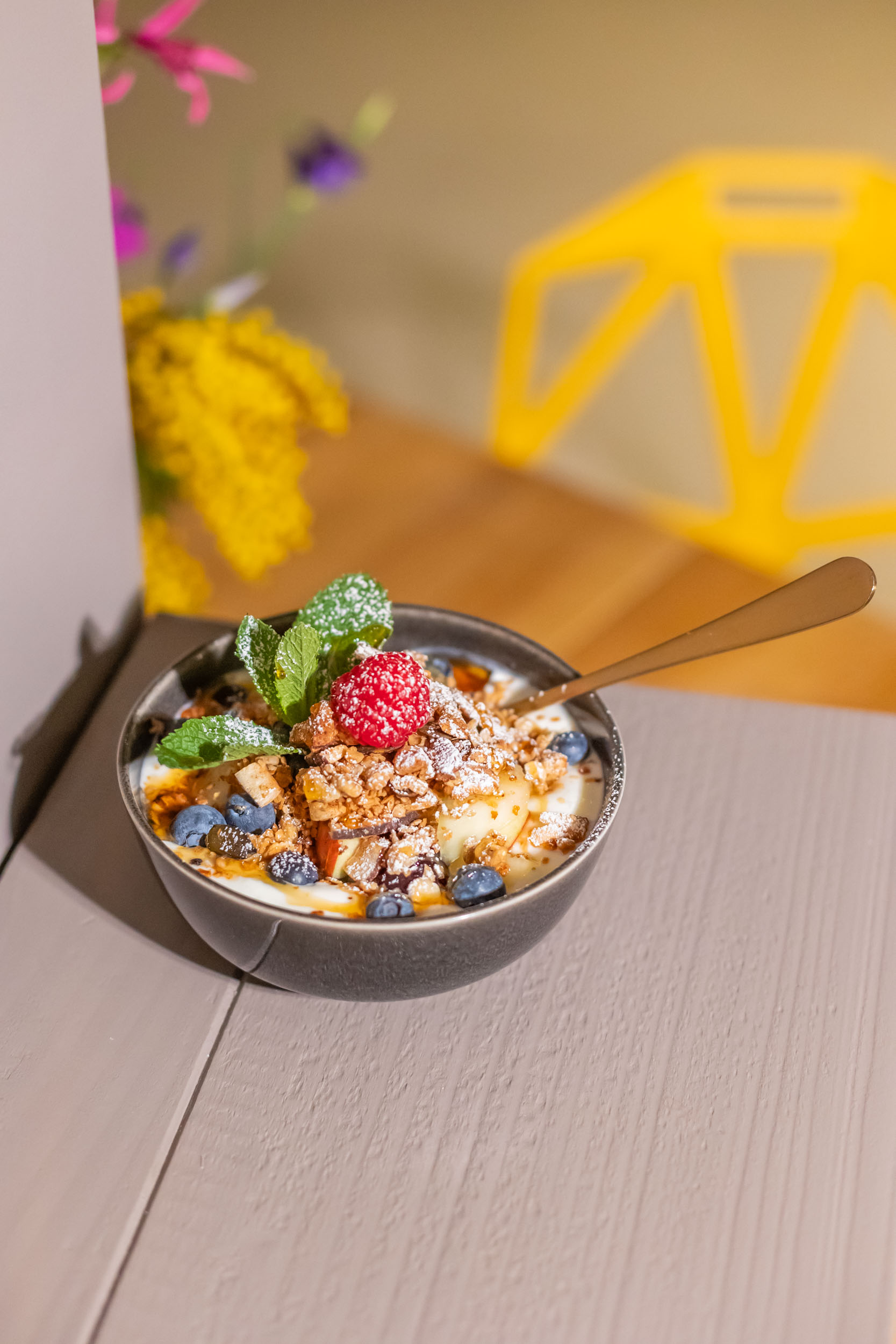 Granola Bowl · glutenfrei Joghurt (auch vegan möglich) mit hausgemachtem Granola, saisonalen Früchten & Ahornsirup
