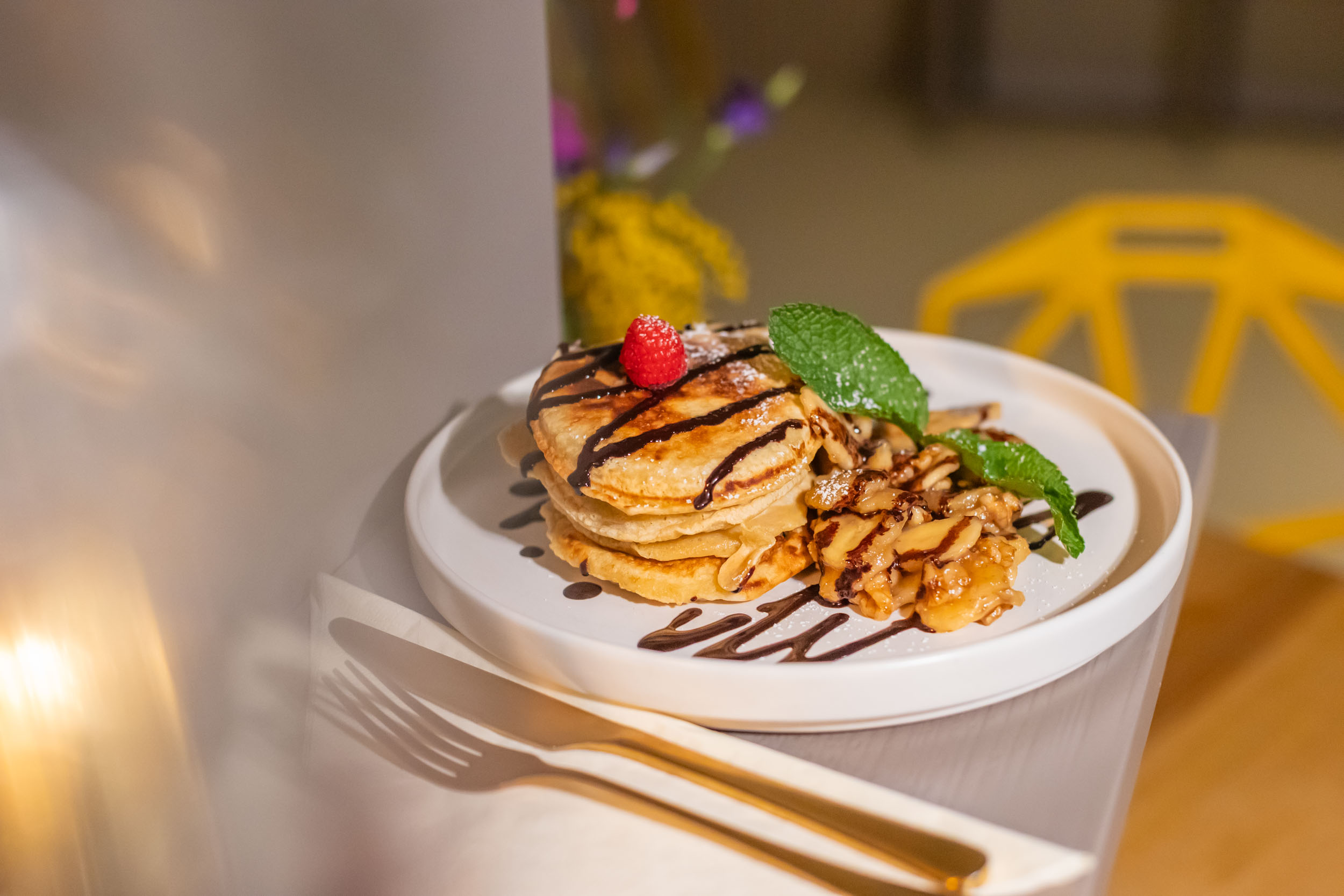 Pancakes mit Banane, Bananen-Walnuss-Crumble und Schokosauce