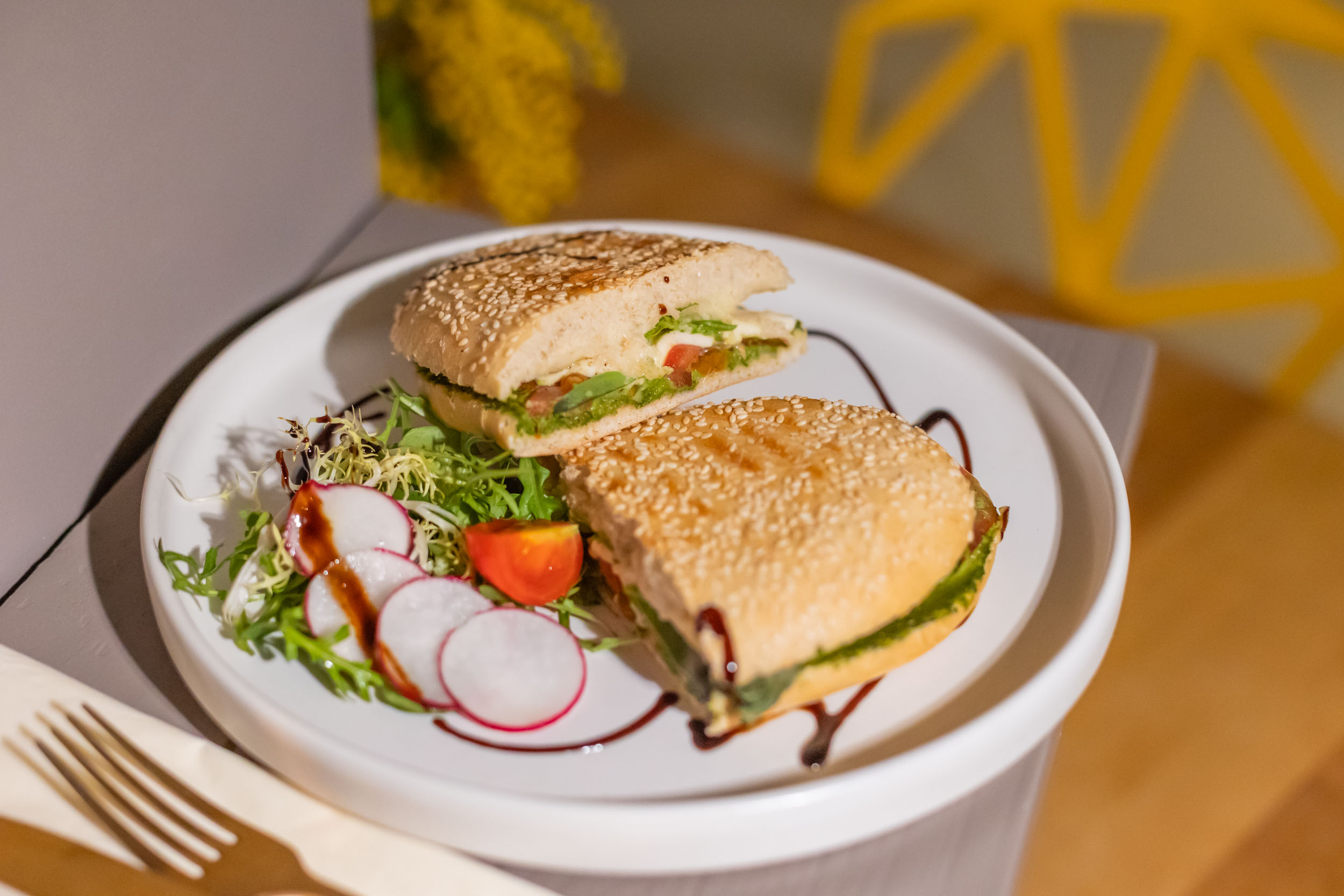 Panini Vegan mit Hummus, Avocado, getrockneten Tomaten & Rucola